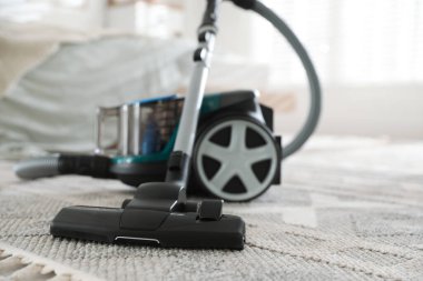 Bir elektrikli süpürge içeride, yakın plan.