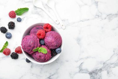 Taze böğürtlenli lezzetli şerbet ve beyaz mermer masada nane şekeri. Metin için boşluk