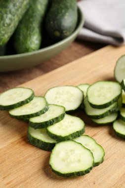 Masada taze salatalık dilimleri, yakın plan.