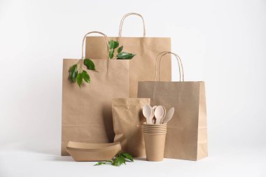 Farklı çevre dostu paketleme ve beyaz arkaplanda bırakmalar