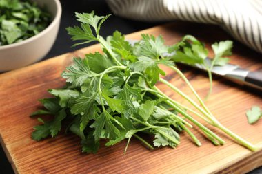 Taze aromalı maydanoz ve bıçak masada, yakın plan.