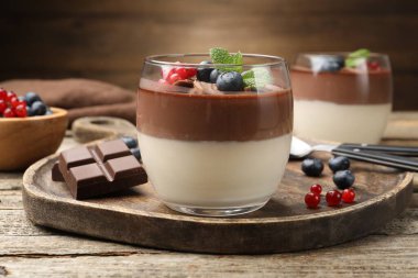 Çikolatalı, böğürtlenli ve nane şekerli nefis panna cotta.