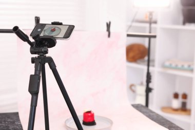 Stüdyoda akıllı telefonla lezzetli bir tatlı çekmek, seçici bir odak noktası. Profesyonel yemek fotoğrafçılığı.