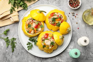 Gri desenli masa üzerinde lezzetli dolma köfte kabakları ve baharatlar.