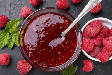 Cam kasede tatlı ahududu reçeli ve gri desenli masada böğürtlen.