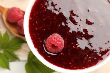 Masadaki kasede tatlı ahududu reçeli.