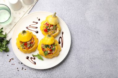 Gri masa üzerinde lezzetli dolgulu köfte kabakları, düz. Metin için boşluk