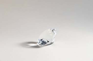 Aura. Işıklı arka planda güzel bir elmas