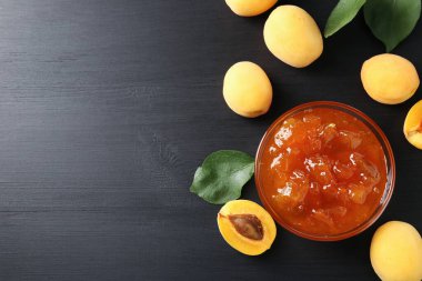 Lezzetli kayısı reçeli ve siyah ahşap masada taze meyveler. Metin için boşluk