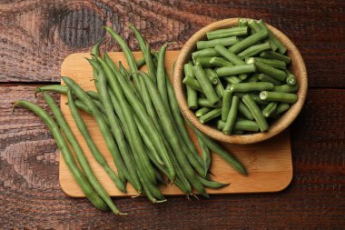 Taze bir bütün ve ahşap masada bezelye kabuklarını kes.