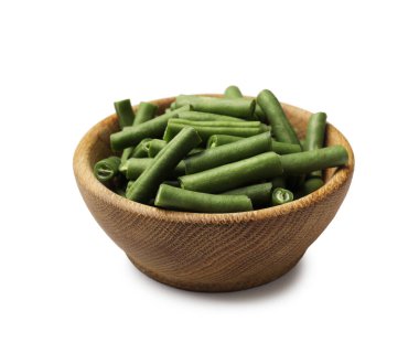 Taze bezelye kabuğu parçaları beyaz kasede izole edilmiş.