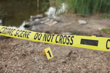 Adli tıp uzmanlığı. Kanıt ve polis bandıyla olay yeri, yakın çekim.