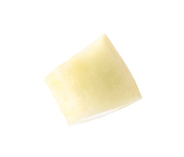 Olgun kavun parçası beyaza izole edilmiş.