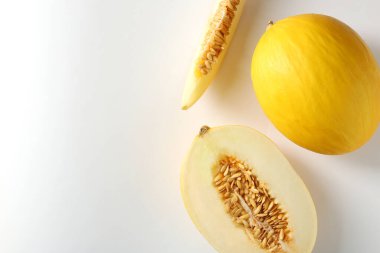 Beyaz arka planda olgun karpuzlar, dümdüz yatıyordu. Metin için boşluk