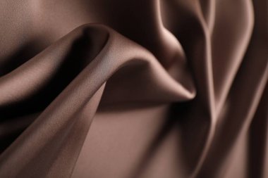 Arkaplan olarak buruşuk açık kahverengi ipek kumaş, yakın plan