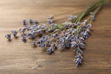 Ahşap masada lavanta çiçekleri, yakın plan.