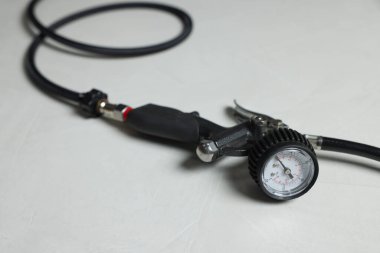 Arka planda göstergesi olan bir lastik enflasyon silahı, yakın plan.