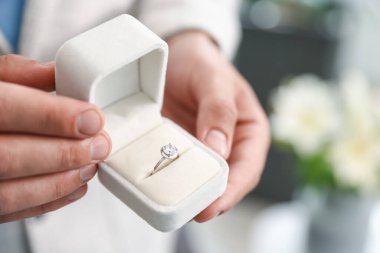 Evlenme teklif ediyorum. Nişan yüzüklü adam içeride, yakın plan.