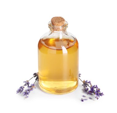 Lavanta yağı şişede. Çiçekler beyazın üzerinde.