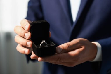 Evlenme teklif ediyorum. Nişan yüzüklü adam içeride, yakın plan.