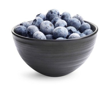 Birçok donmuş yaban mersini beyaz kasede izole edilmiş.