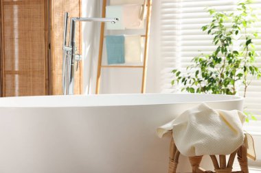 İçerideki banyonun yanındaki masada temiz waffle havlusu.