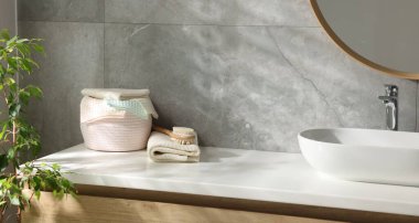 Waffle havlularını temizle ve banyoda lavabonun yanında fırçala.