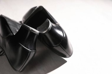 Beyaz ahşap zeminde step dansı için bir çift ayakkabı, yakın plan. Metin için boşluk