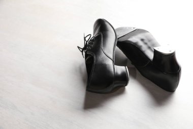 Beyaz ahşap zeminde step dansı için bir çift ayakkabı. Metin için boşluk