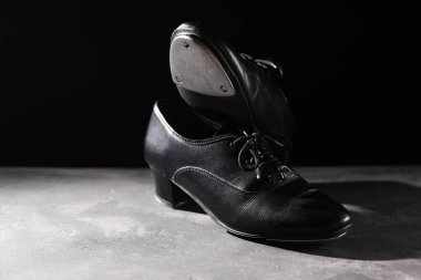 Gri zeminde dans etmek için siyah arka planda bir çift ayakkabı