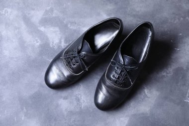 Gri yüzeyde bir çift step ayakkabısı, üst manzara. Step dansı.