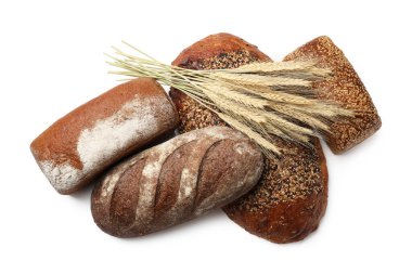 Beyaz arka planda farklı ekmek türleri ve dikenler, üst görünüm