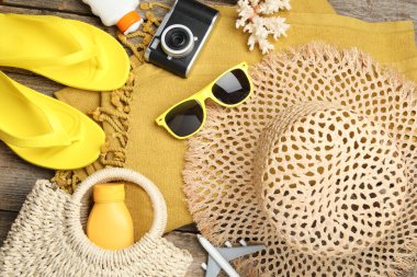 Plaj aksesuarları, kamera ve oyuncak uçak tahtadan arka planda, düz yerde. Yaz tatili zamanı.