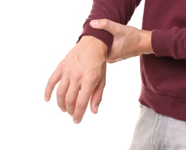 Beyaz arka planda bilek ağrısı çeken adam, yakın plan.