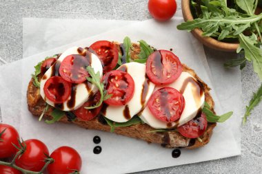 Mozarella peynirli, balzamik soslu, domatesli ve roka soslu lezzetli sandviç.