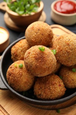 Gri masada yeşil soğanlı leziz kızarmış köfteler, yakın plan.