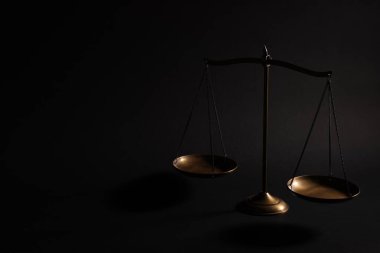 Siyah zemin üzerinde altın adalet terazileri, metin için boşluk