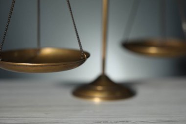 Masanın üzerindeki adalet terazileri bulanık arka plan, yakın plan