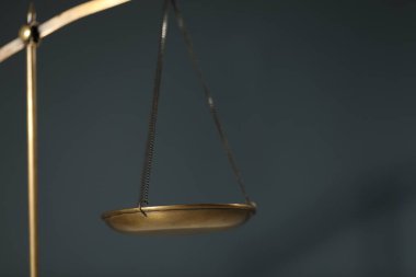Gri arka planda adalet terazisi, yakın plan. Metin için boşluk
