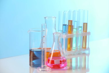 Işık tablosunda farklı örnekler bulunan laboratuvar camları.