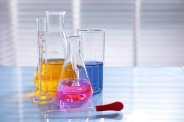 Işık tablosunda farklı örnekler bulunan laboratuvar camları.