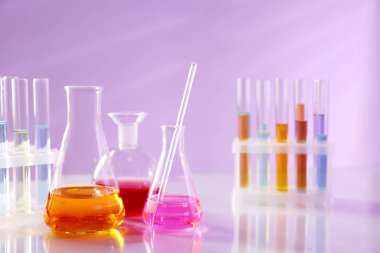 Işık tablosunda farklı örnekler bulunan laboratuvar camları.