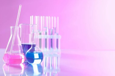 Işık masasının üzerinde farklı numuneler bulunan laboratuvar camları. Metin için boşluk