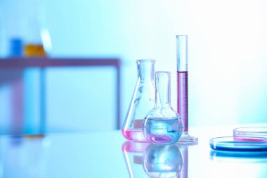 Işık masasının üzerinde farklı numuneler bulunan laboratuvar camları. Metin için boşluk