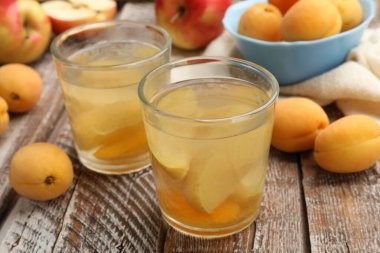 Lezzetli çorba ve meyveler ahşap masada, yakın plan.