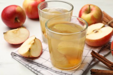 Beyaz masada elmalı ve tarçınlı lezzetli bir karışım, yakın plan.