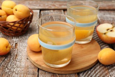 Lezzetli çorba ve meyveler ahşap masada, yakın plan.