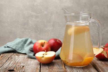 Ahşap masada elmalarla nefis bir karışım. Metin için boşluk