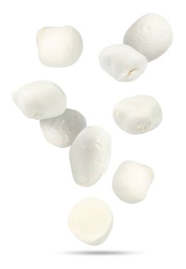 Mozzarella peynir topları beyaz arkaplana düşüyor