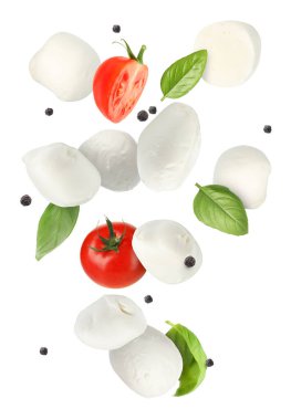 Mozzarella, domates ve fesleğen yaprakları beyaz arka plana düşüyor